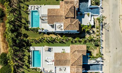 2 eigentijds luxevilla’s te koop, naast elkaar gelegen op slechts 400m van het strand in Casares, Costa del Sol 788019