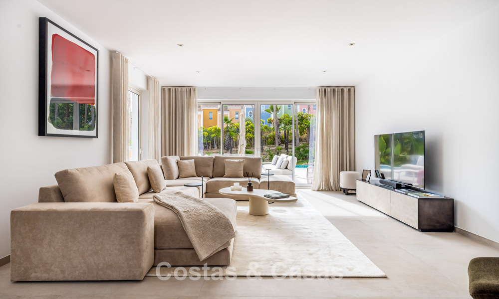 2 eigentijds luxevilla’s te koop, naast elkaar gelegen op slechts 400m van het strand in Casares, Costa del Sol 788026