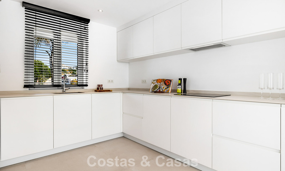 2 eigentijds luxevilla’s te koop, naast elkaar gelegen op slechts 400m van het strand in Casares, Costa del Sol 788079