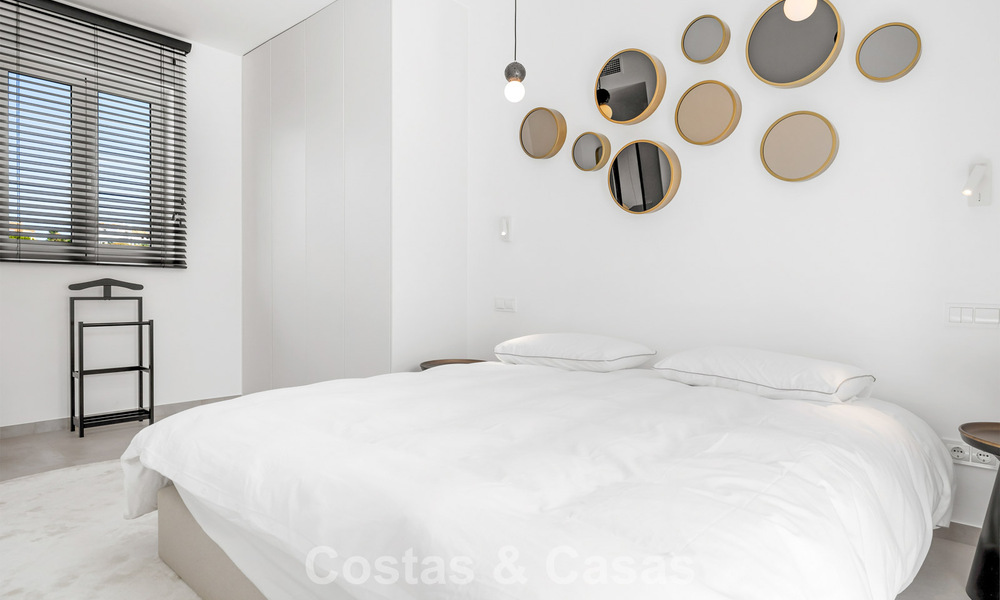 2 eigentijds luxevilla’s te koop, naast elkaar gelegen op slechts 400m van het strand in Casares, Costa del Sol 788093