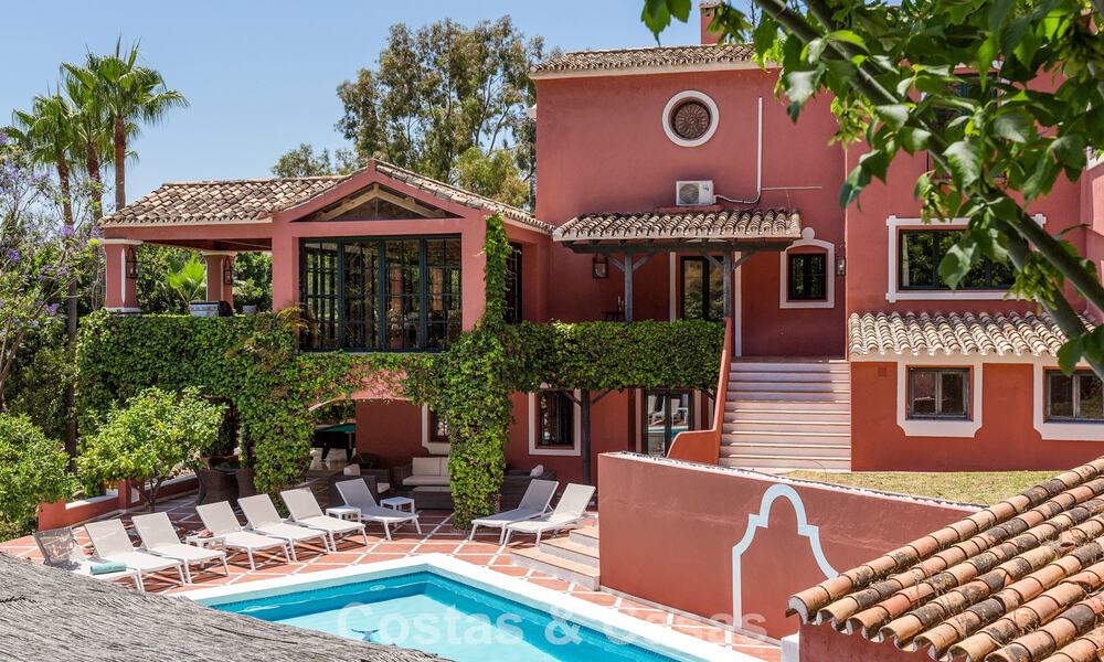 Statige luxevilla te koop in een klassieke Andalusische stijl in een afgesloten prestigieuze urbanisatie van Benahavis - Marbella 787970