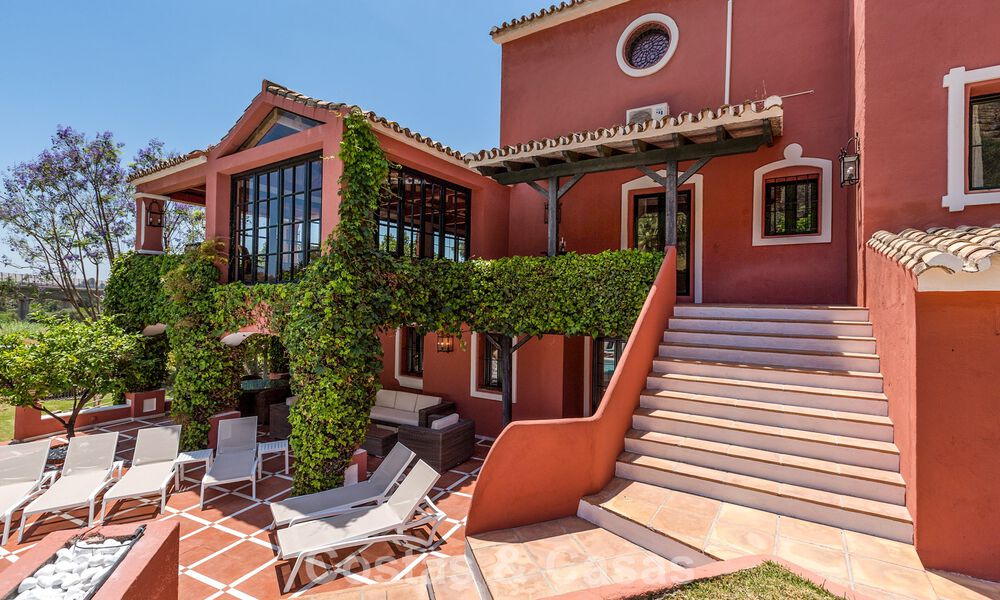 Statige luxevilla te koop in een klassieke Andalusische stijl in een afgesloten prestigieuze urbanisatie van Benahavis - Marbella 787973