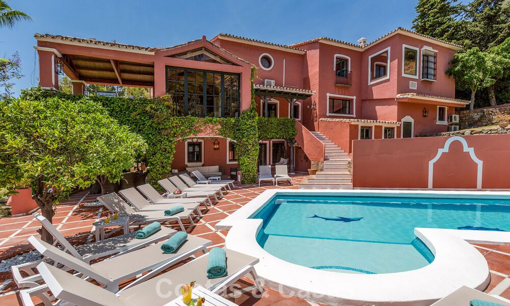 Statige luxevilla te koop in een klassieke Andalusische stijl in een afgesloten prestigieuze urbanisatie van Benahavis - Marbella 787976