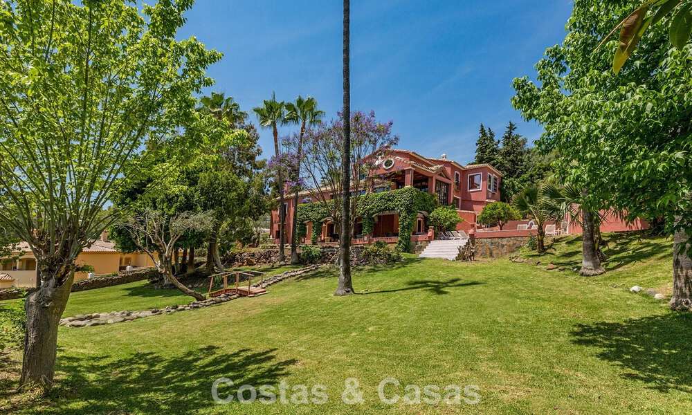 Statige luxevilla te koop in een klassieke Andalusische stijl in een afgesloten prestigieuze urbanisatie van Benahavis - Marbella 787979