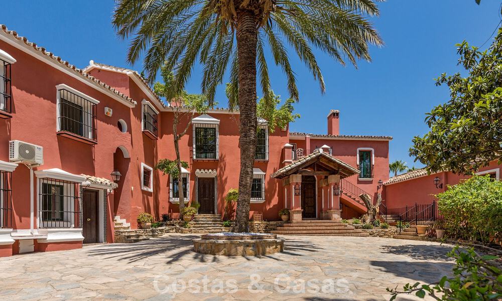 Statige luxevilla te koop in een klassieke Andalusische stijl in een afgesloten prestigieuze urbanisatie van Benahavis - Marbella 787981