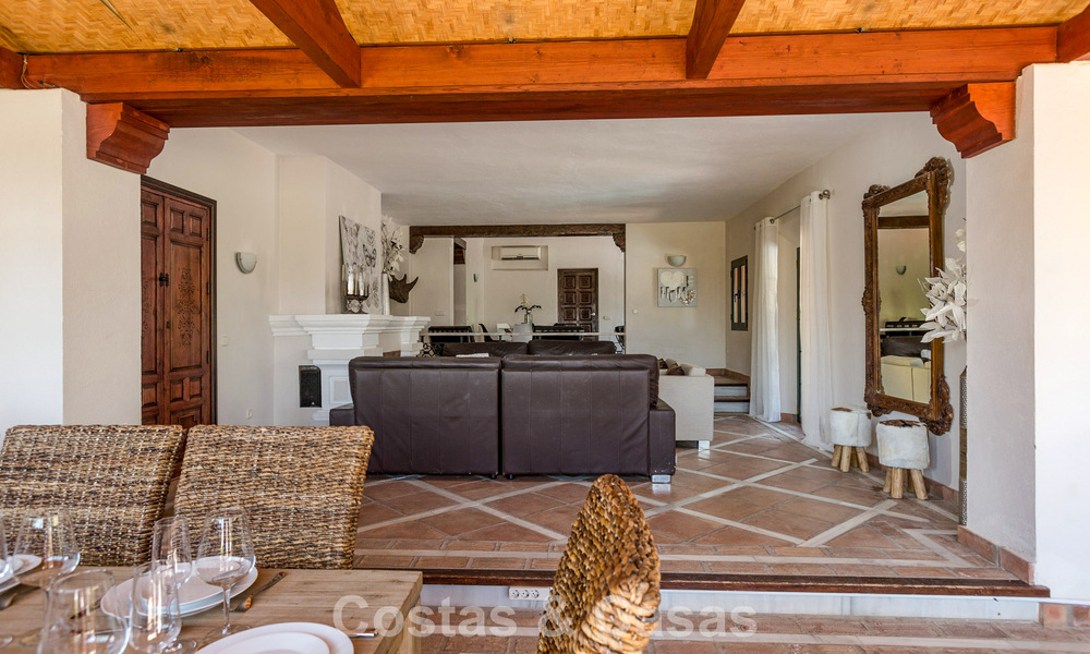 Statige luxevilla te koop in een klassieke Andalusische stijl in een afgesloten prestigieuze urbanisatie van Benahavis - Marbella 788003