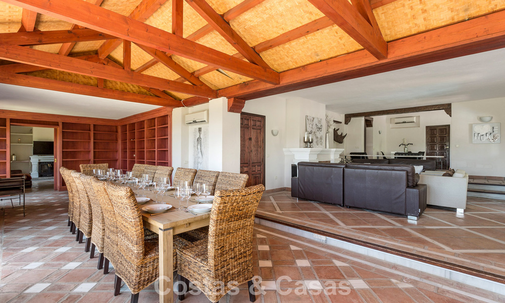 Statige luxevilla te koop in een klassieke Andalusische stijl in een afgesloten prestigieuze urbanisatie van Benahavis - Marbella 788005