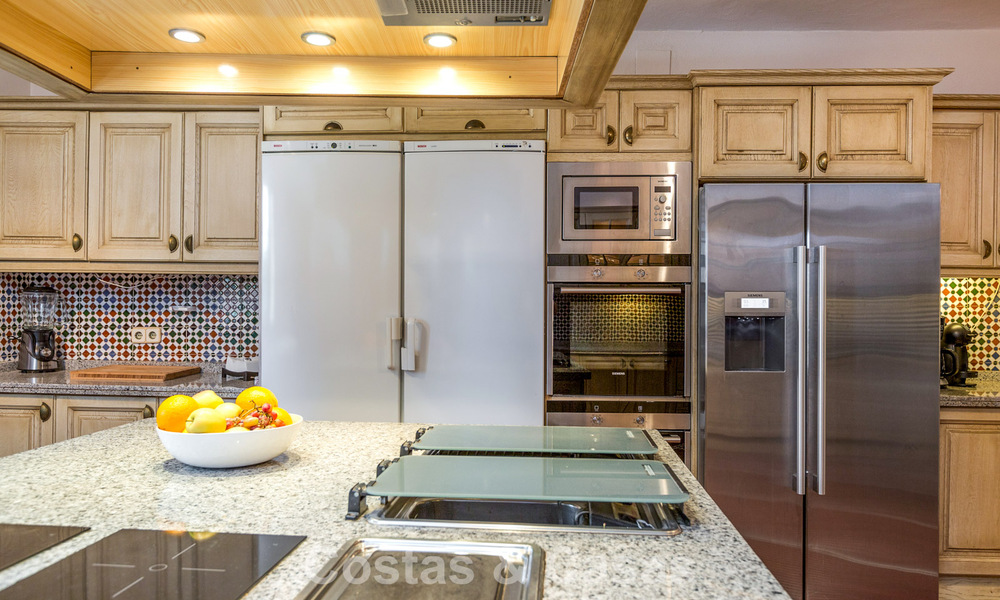 Statige luxevilla te koop in een klassieke Andalusische stijl in een afgesloten prestigieuze urbanisatie van Benahavis - Marbella 788014