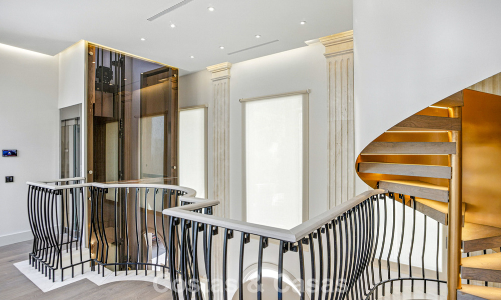 Opmerkelijk paleis in neoklassieke stijl te koop in de prestigieuze, gated wijk van Sierra Blanca, Marbella 788225