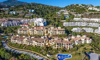 Instapklaar hoekappartement te koop in een golfresort met golf- en zeezicht in de heuvels van Marbella - Benahavis 788236 