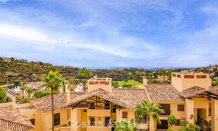 Instapklaar hoekappartement te koop in een golfresort met golf- en zeezicht in de heuvels van Marbella - Benahavis 788237