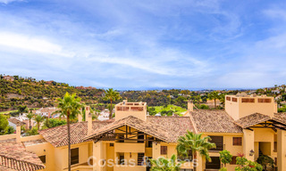 Instapklaar hoekappartement te koop in een golfresort met golf- en zeezicht in de heuvels van Marbella - Benahavis 788237