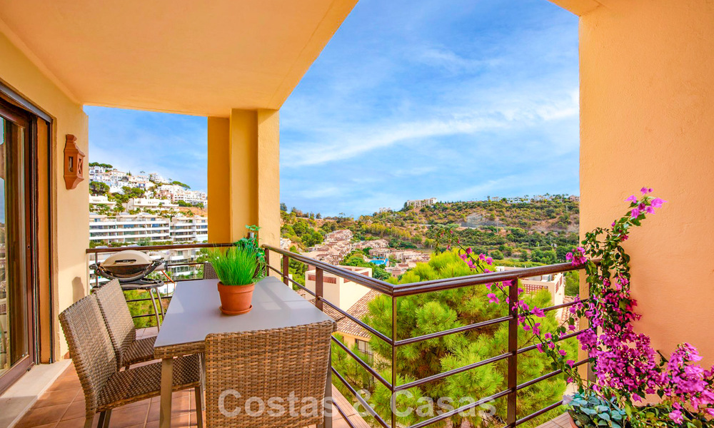 Instapklaar hoekappartement te koop in een golfresort met golf- en zeezicht in de heuvels van Marbella - Benahavis 788238