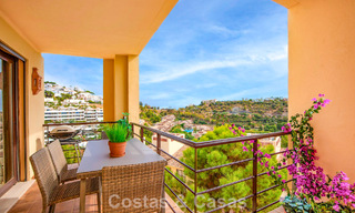 Instapklaar hoekappartement te koop in een golfresort met golf- en zeezicht in de heuvels van Marbella - Benahavis 788238 