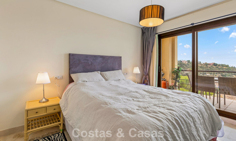 Instapklaar hoekappartement te koop in een golfresort met golf- en zeezicht in de heuvels van Marbella - Benahavis 788239