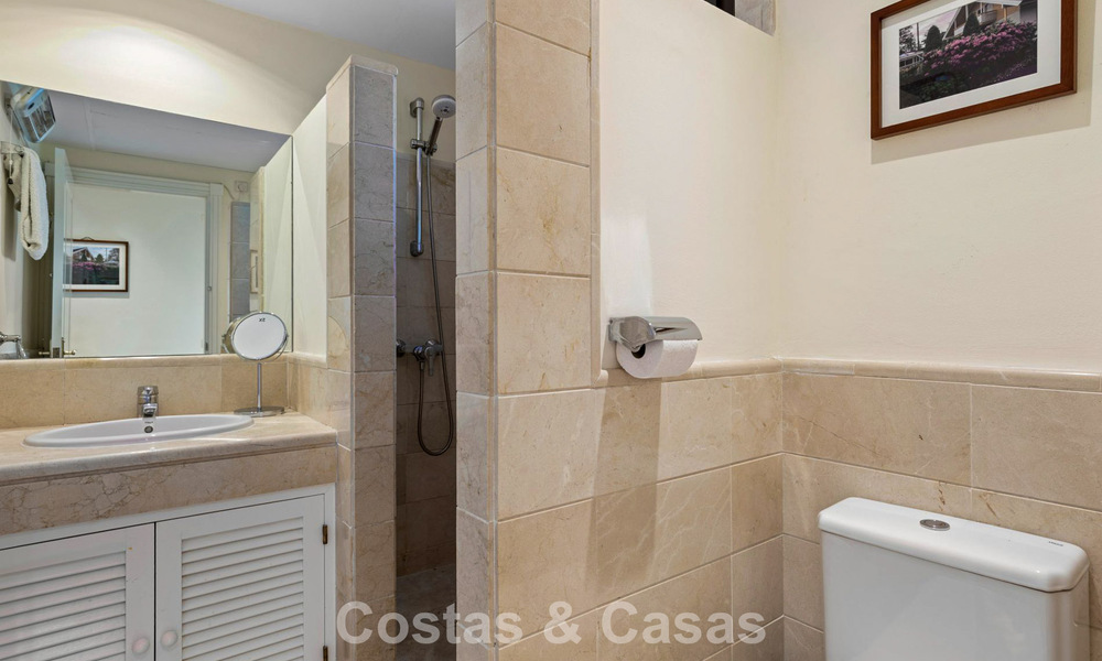 Instapklaar hoekappartement te koop in een golfresort met golf- en zeezicht in de heuvels van Marbella - Benahavis 788244