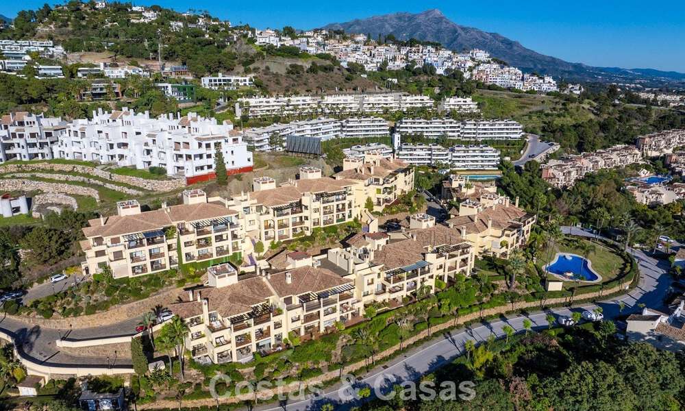 Instapklaar hoekappartement te koop in een golfresort met golf- en zeezicht in de heuvels van Marbella - Benahavis 788245