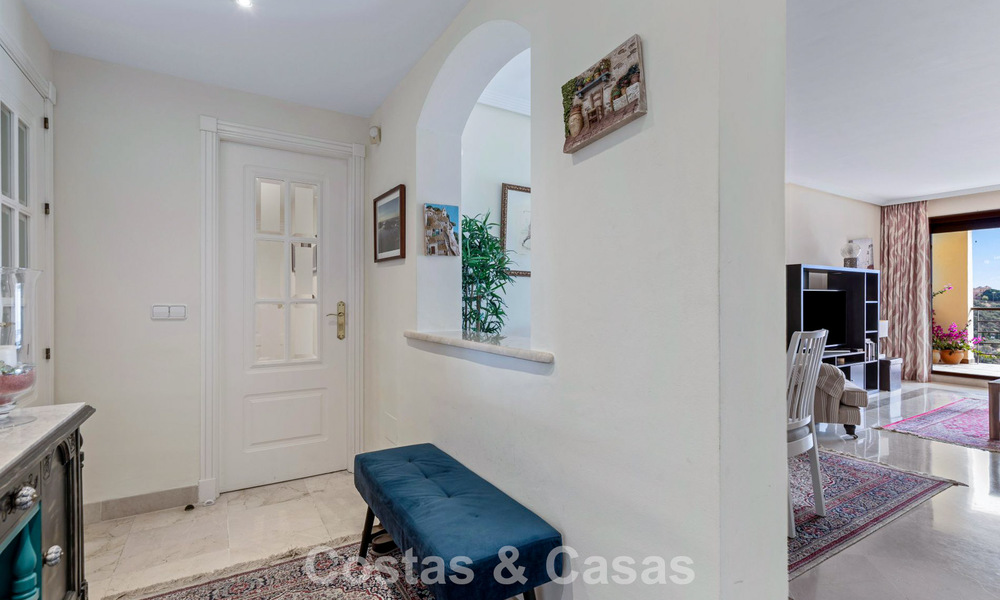 Instapklaar hoekappartement te koop in een golfresort met golf- en zeezicht in de heuvels van Marbella - Benahavis 788247