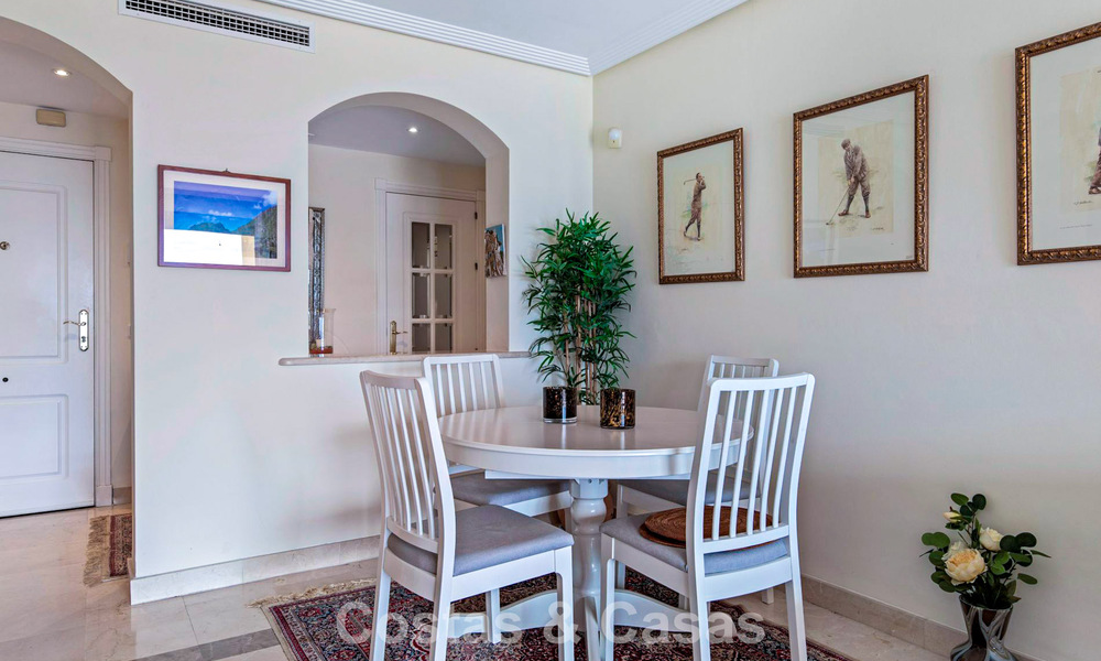 Instapklaar hoekappartement te koop in een golfresort met golf- en zeezicht in de heuvels van Marbella - Benahavis 788248