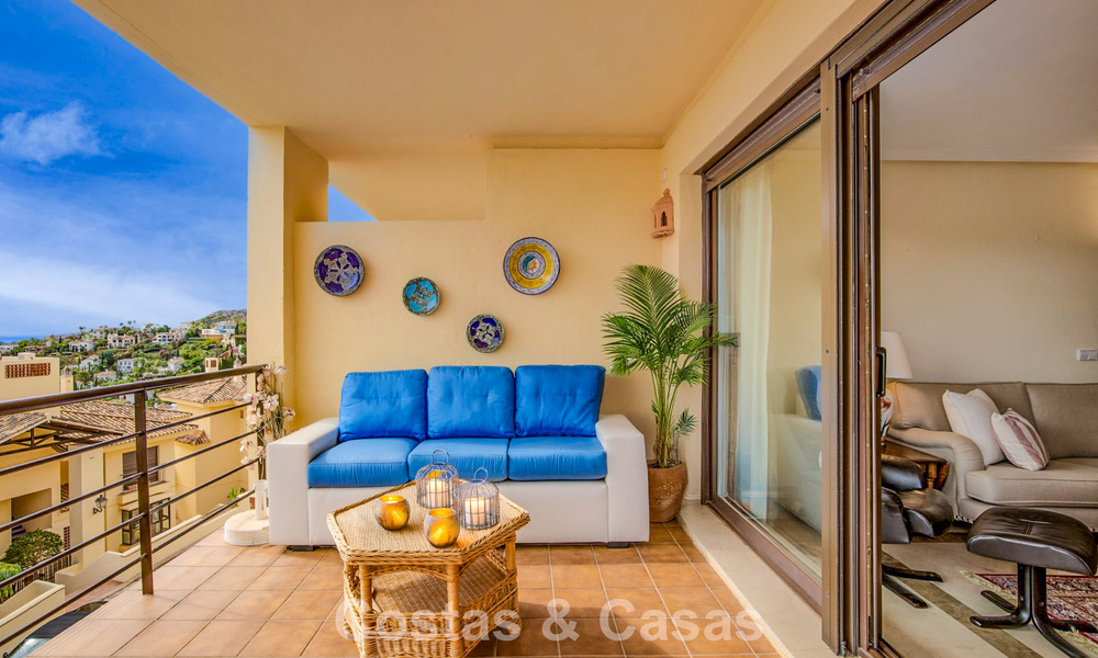 Instapklaar hoekappartement te koop in een golfresort met golf- en zeezicht in de heuvels van Marbella - Benahavis 788256