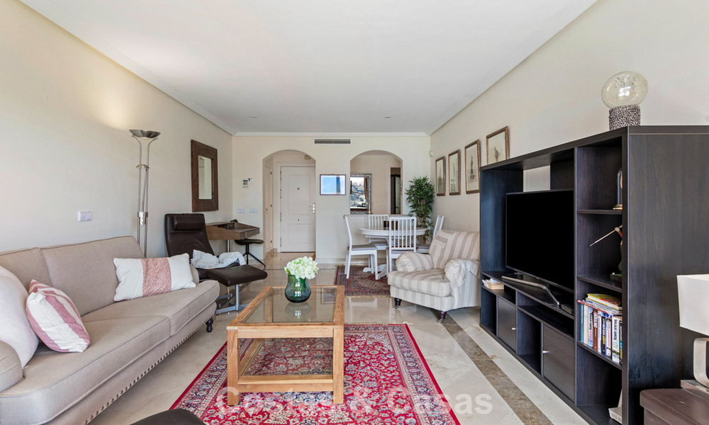 Instapklaar hoekappartement te koop in een golfresort met golf- en zeezicht in de heuvels van Marbella - Benahavis 788257