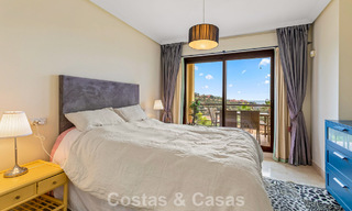 Instapklaar hoekappartement te koop in een golfresort met golf- en zeezicht in de heuvels van Marbella - Benahavis 788262 