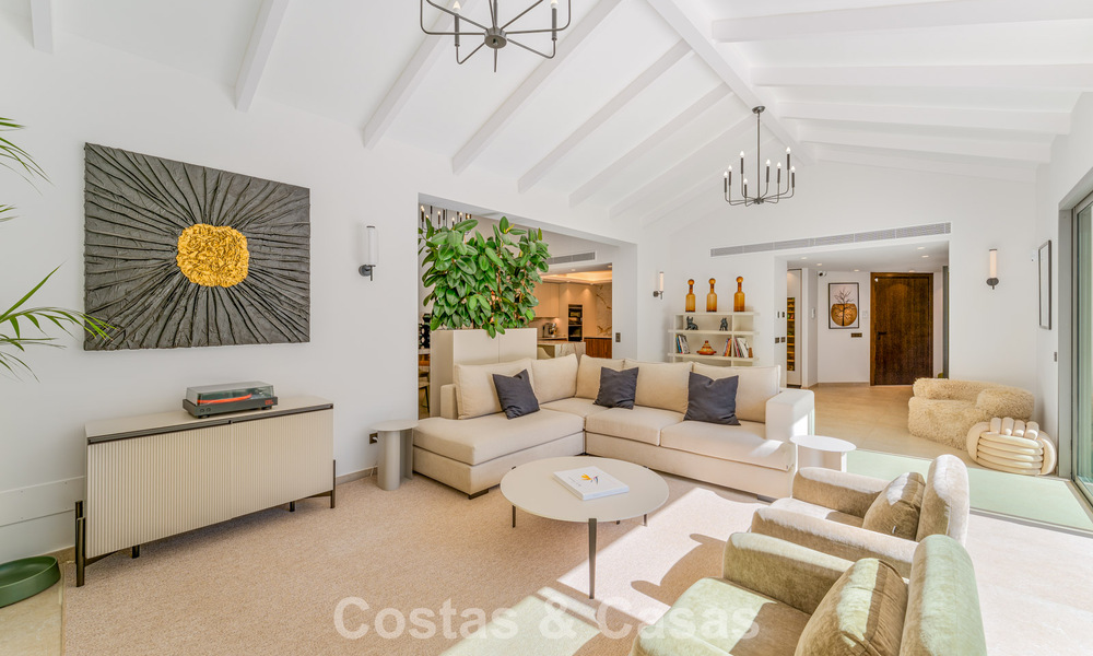Stijlvol gerenoveerde luxevilla te koop in een bevoorrechte golfgemeenschap in Nueva Andalucia, Marbella 788470