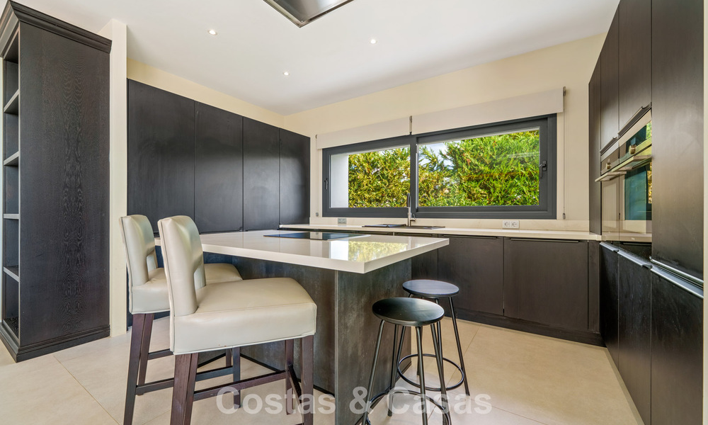 Exclusieve villa met zeezicht te koop, in een beveiligde urbanisatie in La Quinta, Marbella - Benahavis 788555