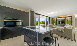 Exclusieve villa met zeezicht te koop, in een beveiligde urbanisatie in La Quinta, Marbella - Benahavis 788556 