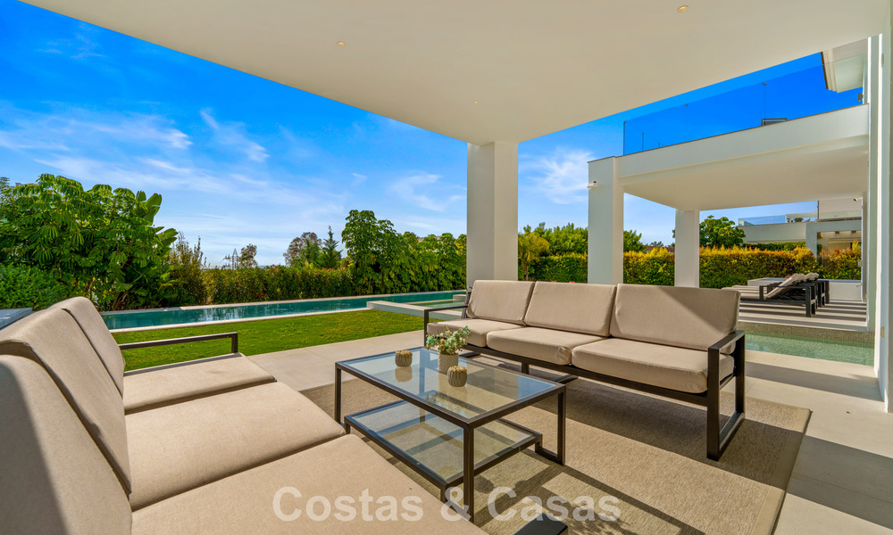 Exclusieve villa met zeezicht te koop, in een beveiligde urbanisatie in La Quinta, Marbella - Benahavis 788562