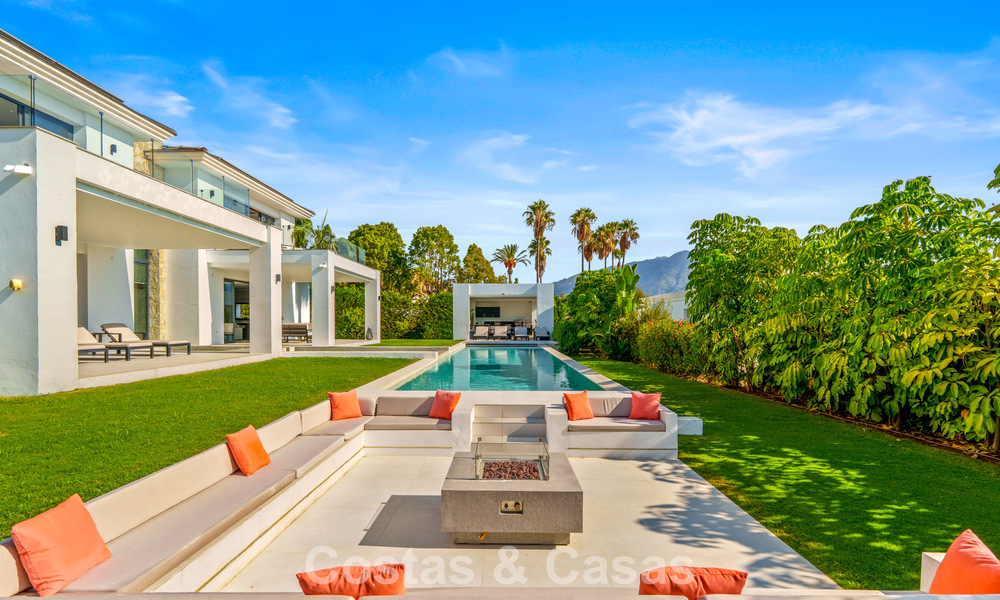 Exclusieve villa met zeezicht te koop, in een beveiligde urbanisatie in La Quinta, Marbella - Benahavis 788566