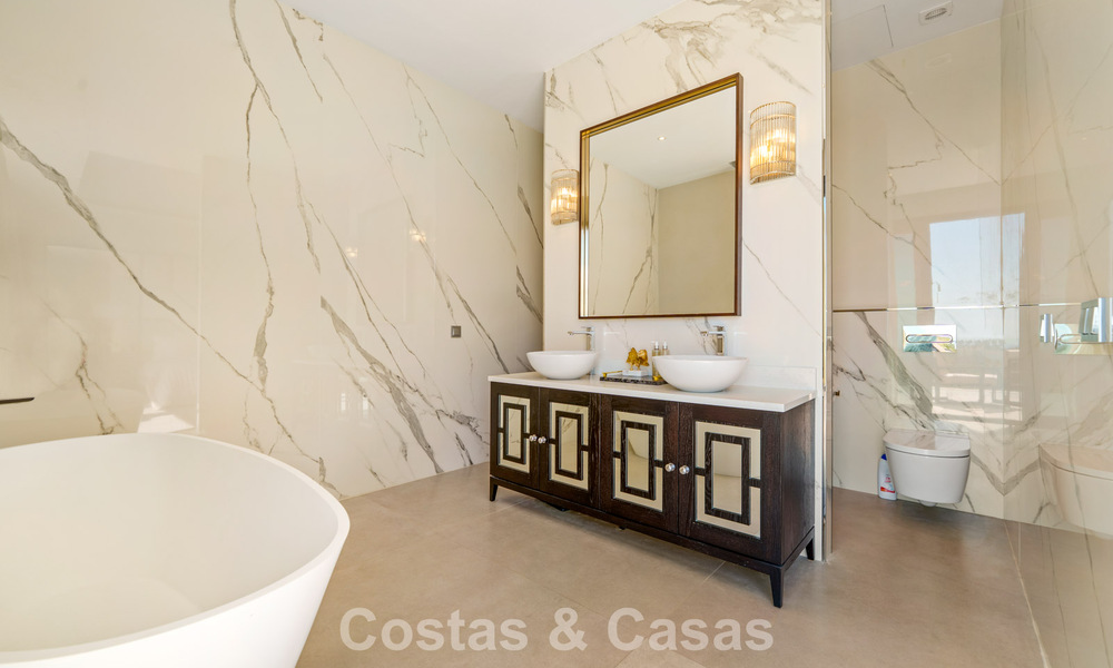 Exclusieve villa met zeezicht te koop, in een beveiligde urbanisatie in La Quinta, Marbella - Benahavis 788576