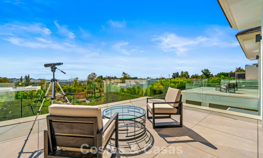 Exclusieve villa met zeezicht te koop, in een beveiligde urbanisatie in La Quinta, Marbella - Benahavis 788578