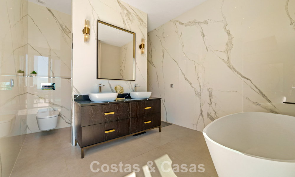 Exclusieve villa met zeezicht te koop, in een beveiligde urbanisatie in La Quinta, Marbella - Benahavis 788580