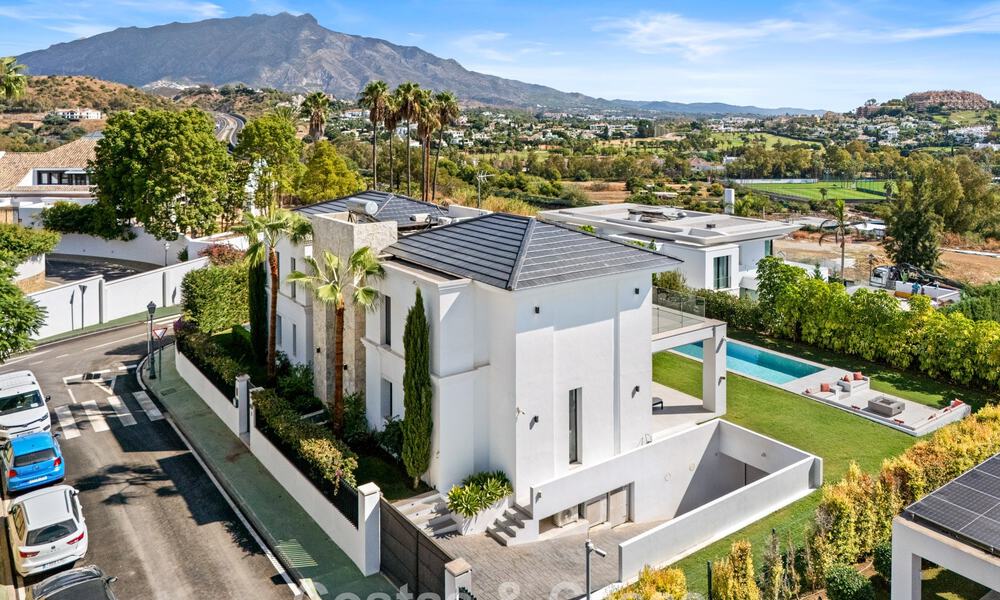 Exclusieve villa met zeezicht te koop, in een beveiligde urbanisatie in La Quinta, Marbella - Benahavis 788585