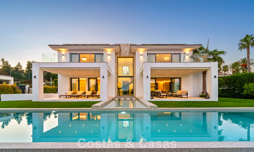 Exclusieve villa met zeezicht te koop, in een beveiligde urbanisatie in La Quinta, Marbella - Benahavis 788590