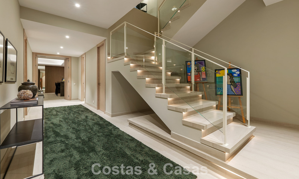 Minimalistische luxewoning met panoramisch zeezicht te koop in een prestigieus gated complex in Nueva Andalucia, Marbella 788594