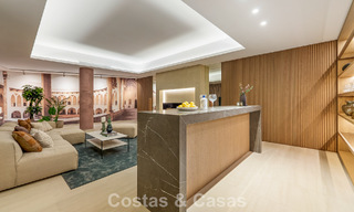 Minimalistische luxewoning met panoramisch zeezicht te koop in een prestigieus gated complex in Nueva Andalucia, Marbella 788596 