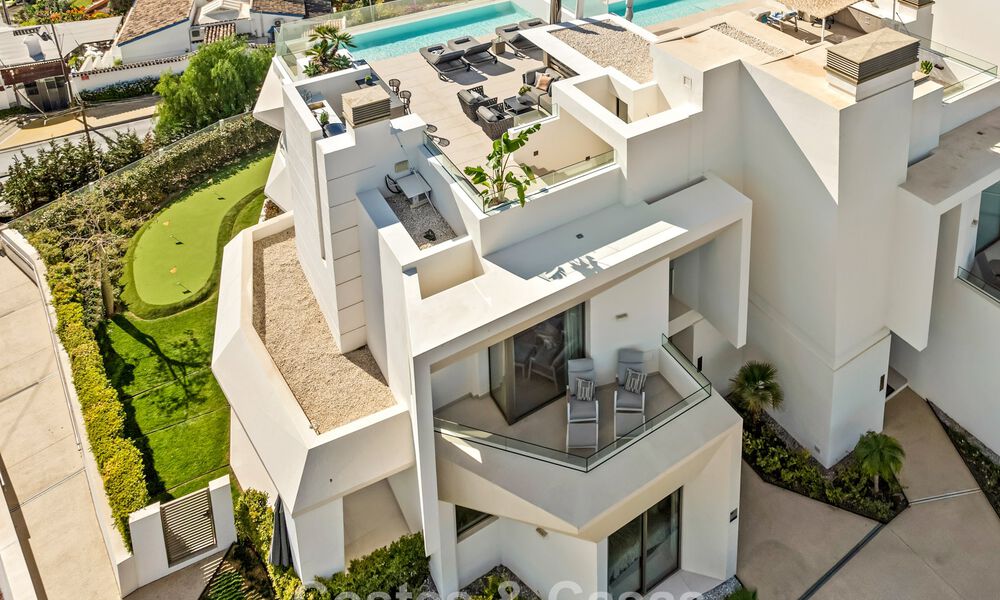 Minimalistische luxewoning met panoramisch zeezicht te koop in een prestigieus gated complex in Nueva Andalucia, Marbella 788604