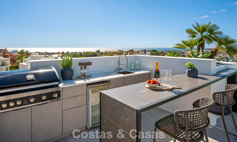 Minimalistische luxewoning met panoramisch zeezicht te koop in een prestigieus gated complex in Nueva Andalucia, Marbella 788608