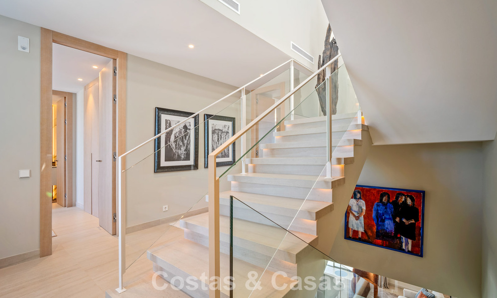 Minimalistische luxewoning met panoramisch zeezicht te koop in een prestigieus gated complex in Nueva Andalucia, Marbella 788610