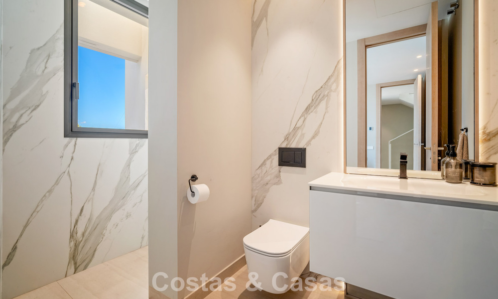 Minimalistische luxewoning met panoramisch zeezicht te koop in een prestigieus gated complex in Nueva Andalucia, Marbella 788614