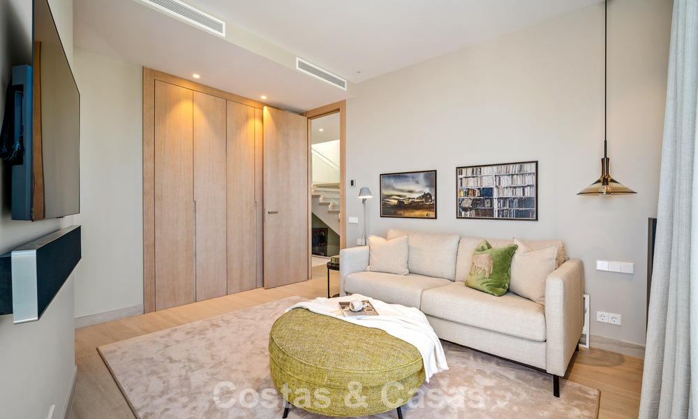 Minimalistische luxewoning met panoramisch zeezicht te koop in een prestigieus gated complex in Nueva Andalucia, Marbella 788615