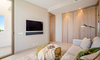 Minimalistische luxewoning met panoramisch zeezicht te koop in een prestigieus gated complex in Nueva Andalucia, Marbella 788616 