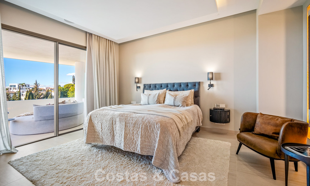 Minimalistische luxewoning met panoramisch zeezicht te koop in een prestigieus gated complex in Nueva Andalucia, Marbella 788617