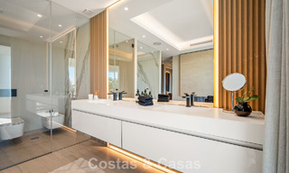 Minimalistische luxewoning met panoramisch zeezicht te koop in een prestigieus gated complex in Nueva Andalucia, Marbella 788621 