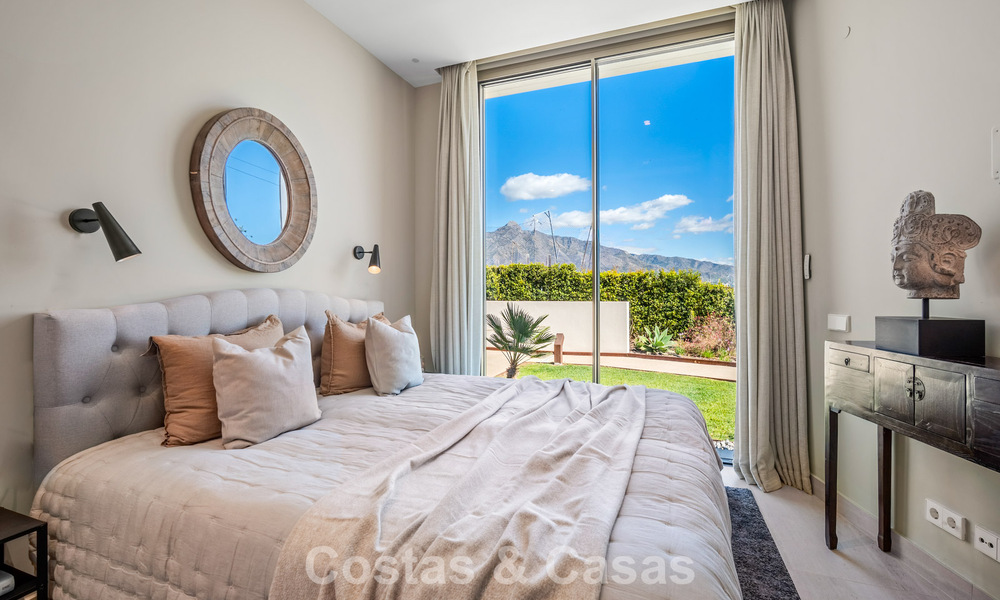 Minimalistische luxewoning met panoramisch zeezicht te koop in een prestigieus gated complex in Nueva Andalucia, Marbella 788625
