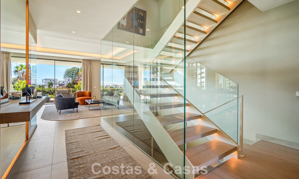 Minimalistische luxewoning met panoramisch zeezicht te koop in een prestigieus gated complex in Nueva Andalucia, Marbella 788627