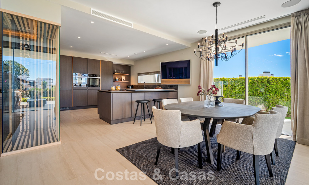 Minimalistische luxewoning met panoramisch zeezicht te koop in een prestigieus gated complex in Nueva Andalucia, Marbella 788630