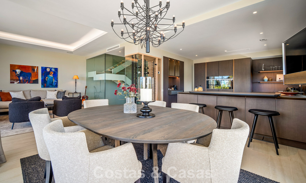 Minimalistische luxewoning met panoramisch zeezicht te koop in een prestigieus gated complex in Nueva Andalucia, Marbella 788631